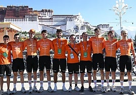 El Euskaltel-Euskadi, en la salida de la segunda etapa del Trans-Himalaya.