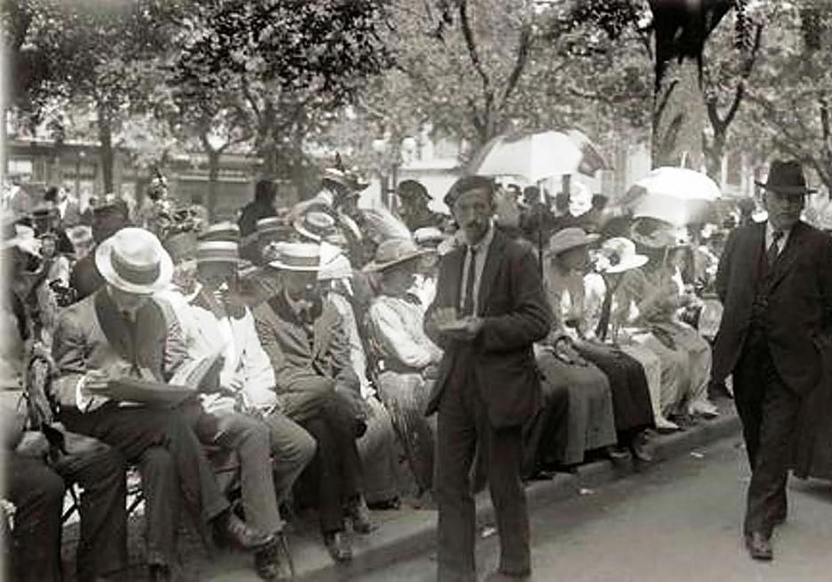 Sillas de pago a favor de la Beneficencia en la Alameda.