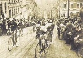 Ciclistas se retuercen en un paso de la Carrera de la Paz por el muro de Meerane.