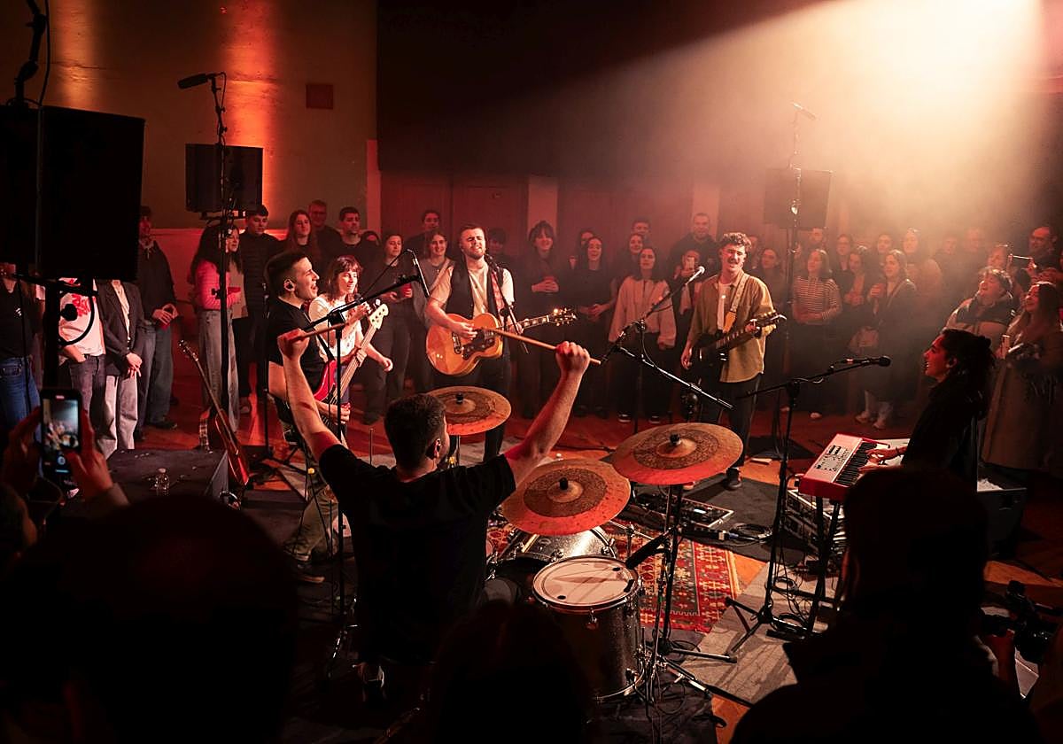 Mugan taldeko kideak Añorgako zineman otsailean eskaini zuten zuzenekoan.