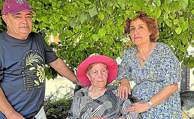 Alfredo y Maribel junto a Isabel, residente de Txara I de 91 años.