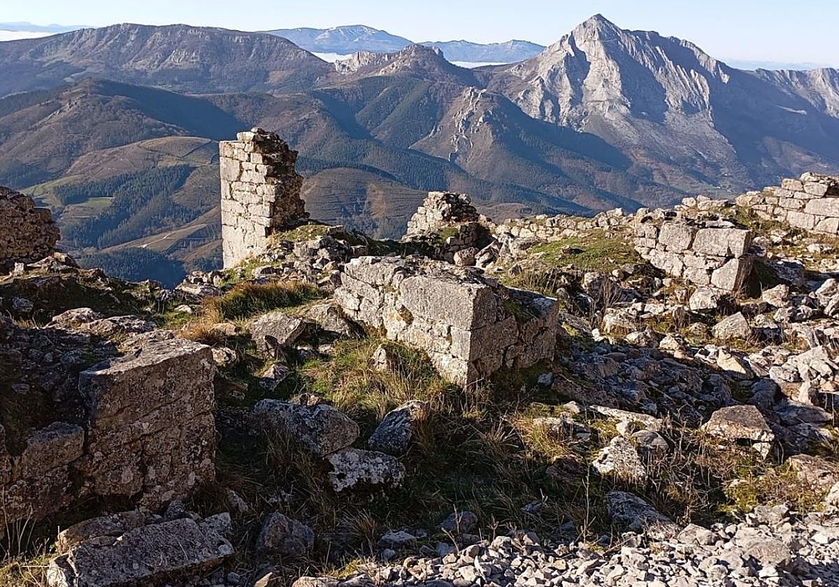 Vista de la ruinas de la desaparecida ermita de la Ascensión de Udalatx, construida con buena sillería, con Anboto y Orixol al fondo.