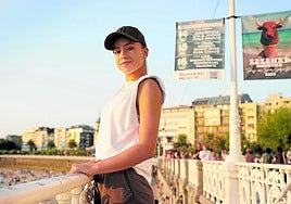 Recién aterrizada. Acababa de llegar de Loiu, tras un caótico vuelo. Olga Casado junto a la barandilla.