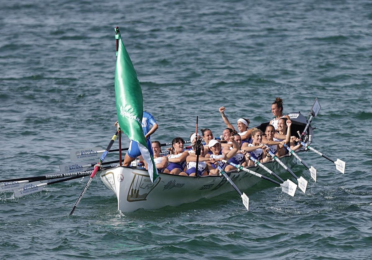 Arraun Lagunak en la pasada regata celebrada en Hondarribia.