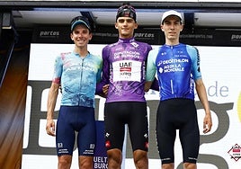 Lorenzo Fortunato y Leo Bisiaux acompañan a Del Toro en el podio final de la Vuelta a Burgos.