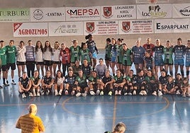 Foto entre las plantillas del Bera Bera y el Beti Onak.