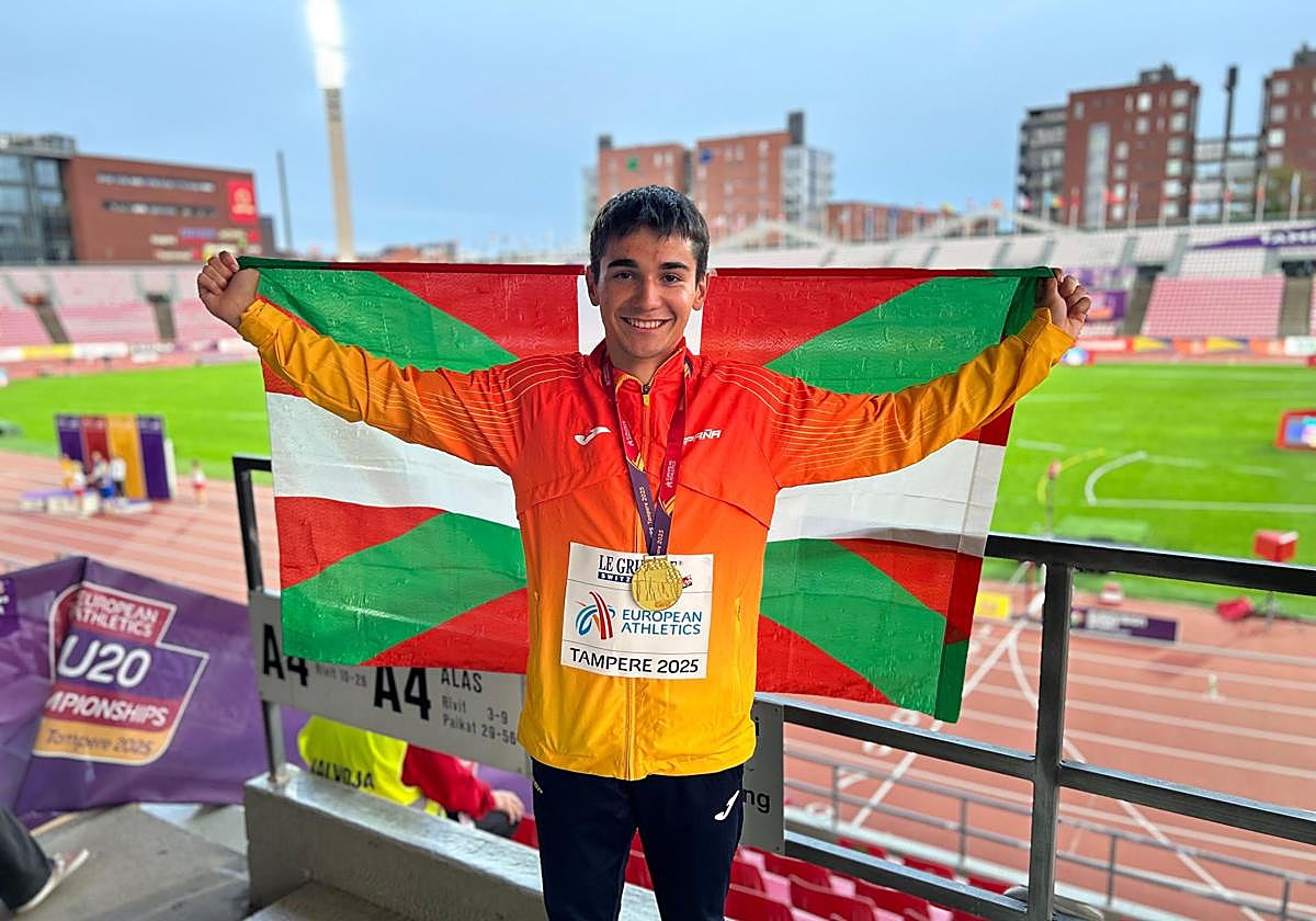 Ander Garaiar celebra su triunfo en el Campeonato de Europa sub20