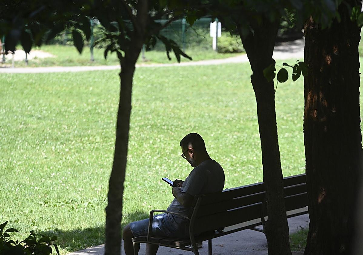 La sombra ha sido la mejor aliada para salir a la calle este sábado a mediodía en Gipuzkoa.