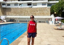 Daniela Ábalos trabaja como socorrista en la piscina de una urbanización donostiarra.