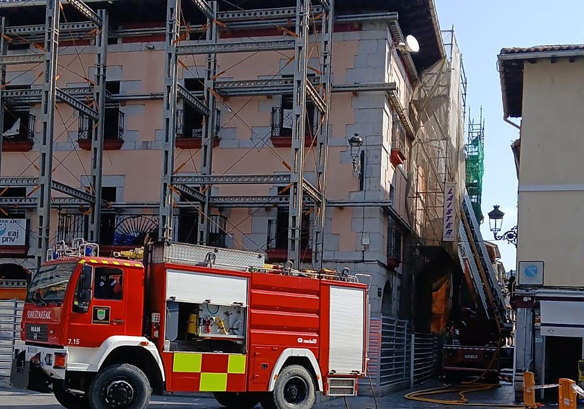 Camión de bomberos en Elgoibar esta mañana.