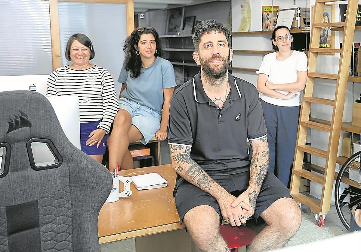 José Ángel Peña e Ignacio Bilbao, de Wallijai. Detrás, Leire Apellaniz, Carmen Lacasa y Leca Boulos, de Señor y Señora