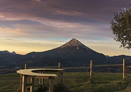 Vistas desde la cima del monte de Kurtzetxiki a la cumbre de Udalatx