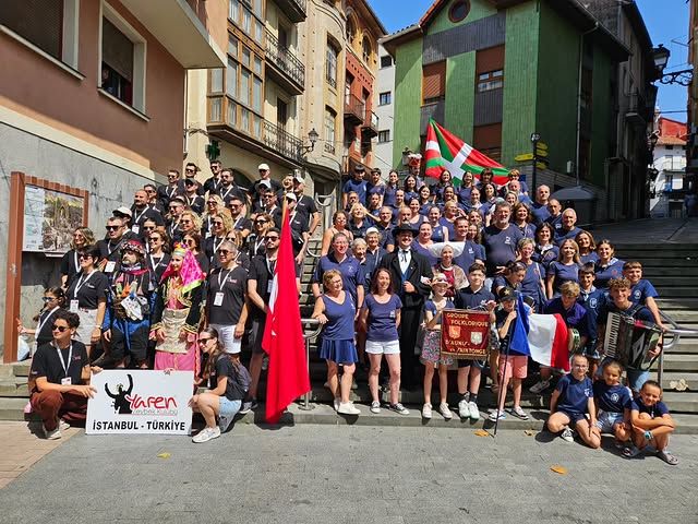 Turkia eta Frantziatik gerturatutako taldeei harrera ofiziala eskaini zien Bermeoko Udalak larunbatean.