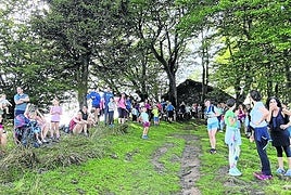 Familia asko elkartu dira ermitako pagadiaren inguruan BTT lasterketako partaideen zain. Argazkiakbelauntzaran