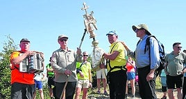El momento del encuentro de la Cruz de Igaratza y la imagen de San Miguel sostenida por Patxi San Sebastián y el diácono de Aralar, Javier, así como Alfonso Garciandia y Mendikute.