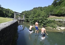 Varios jóvenes se refrescan en una presa del río Araxes en Lizartza.