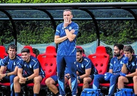 Pensativo. Sergio Francisco, en el banquillo durante un partido de la pretemporada txuri-urdin.