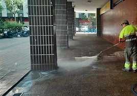 Un operario chorrea los soportales de la plaza de las Cofradías Donostiarras.