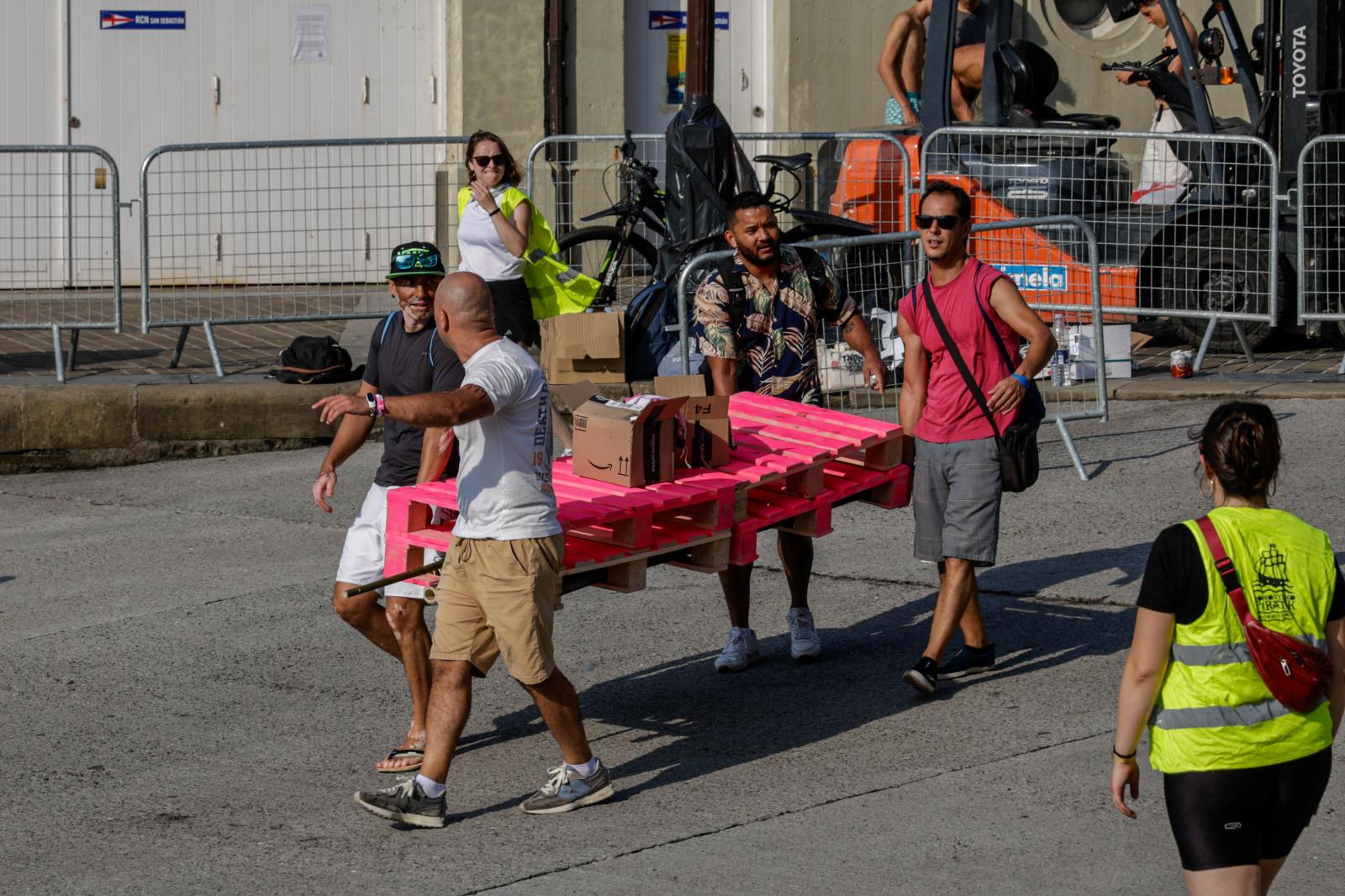 Labores de montaje en el muelle donostiarra