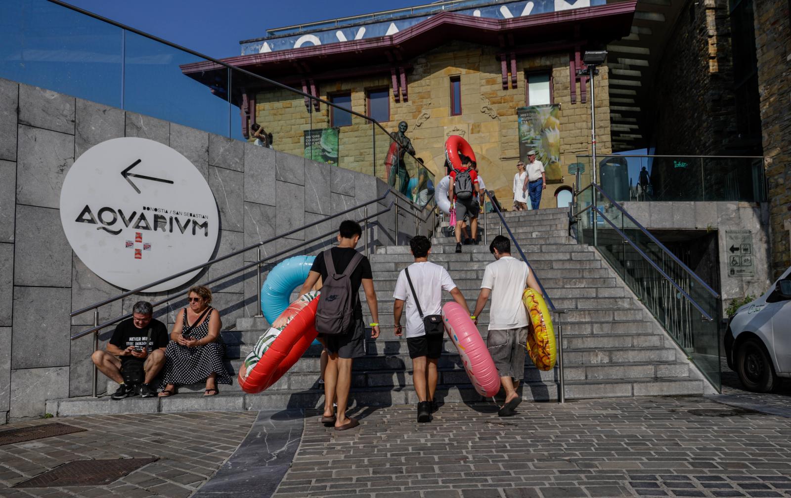 Labores de montaje en el muelle donostiarra