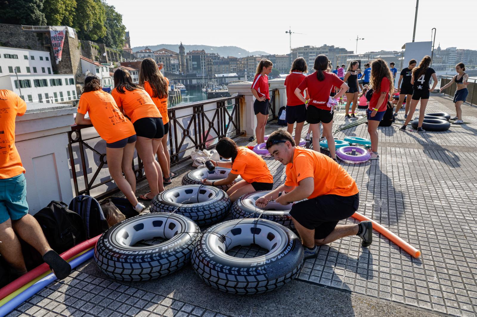 Labores de montaje en el muelle donostiarra