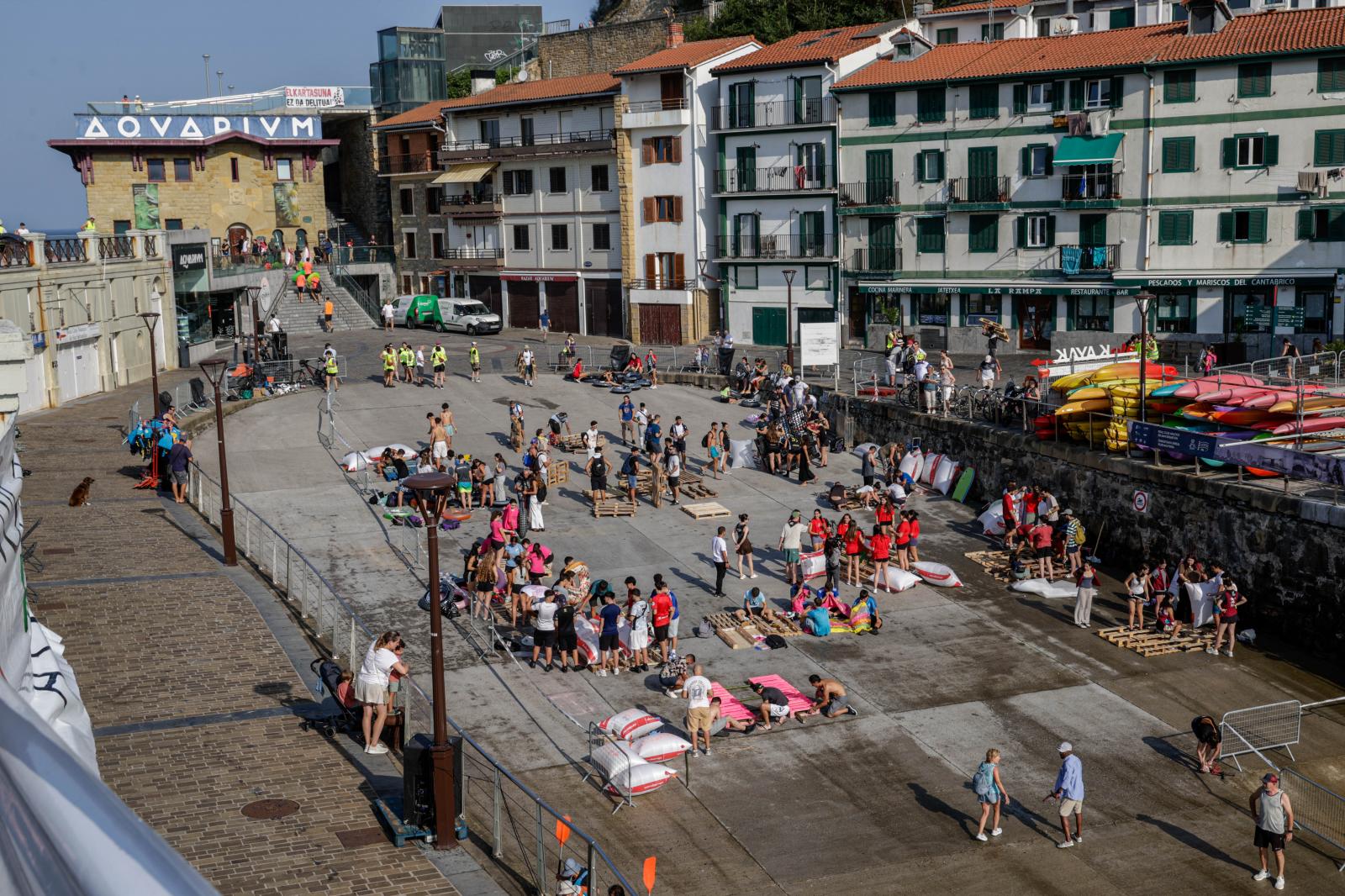 Labores de montaje en el muelle donostiarra