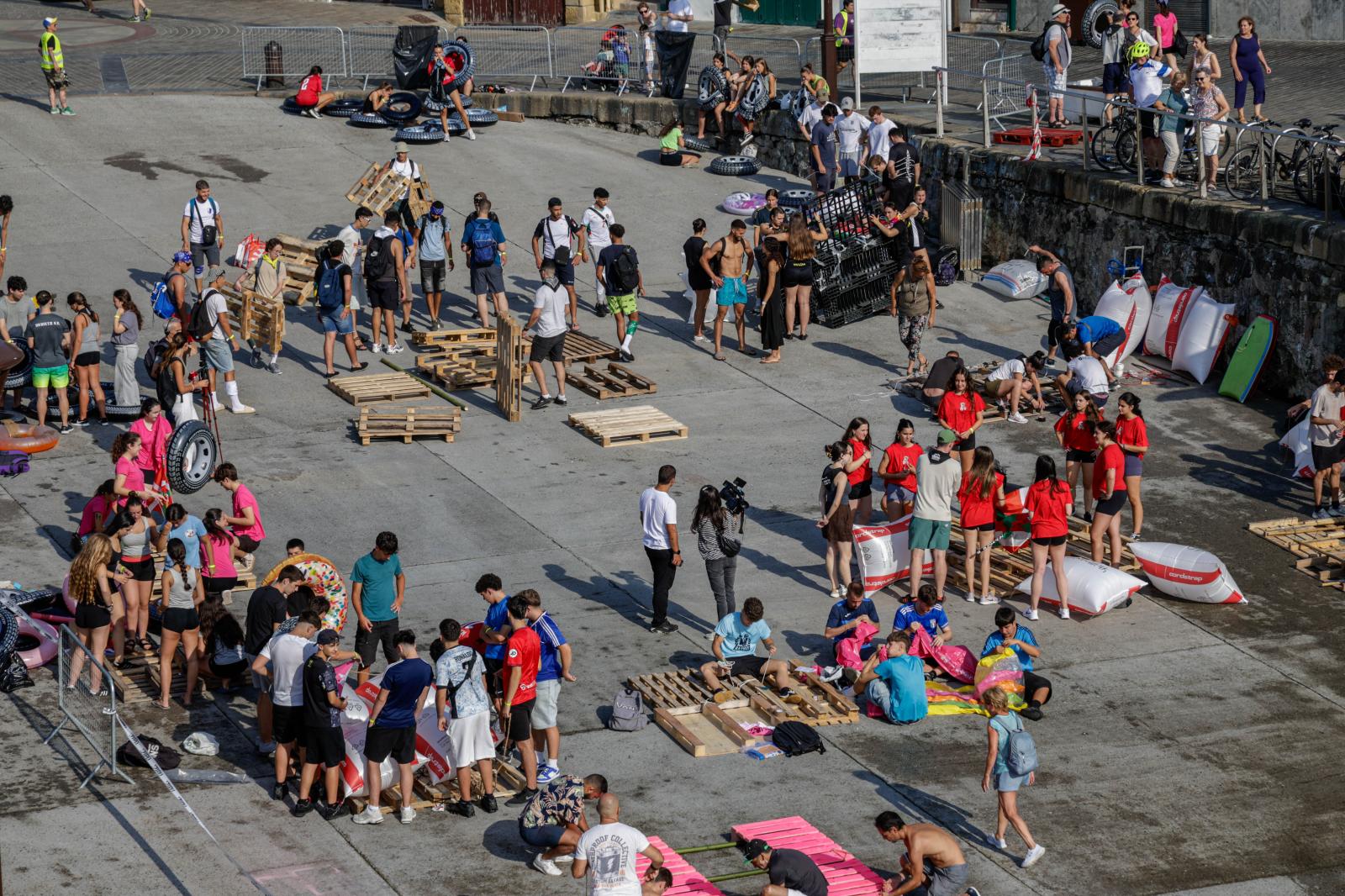 Labores de montaje en el muelle donostiarra