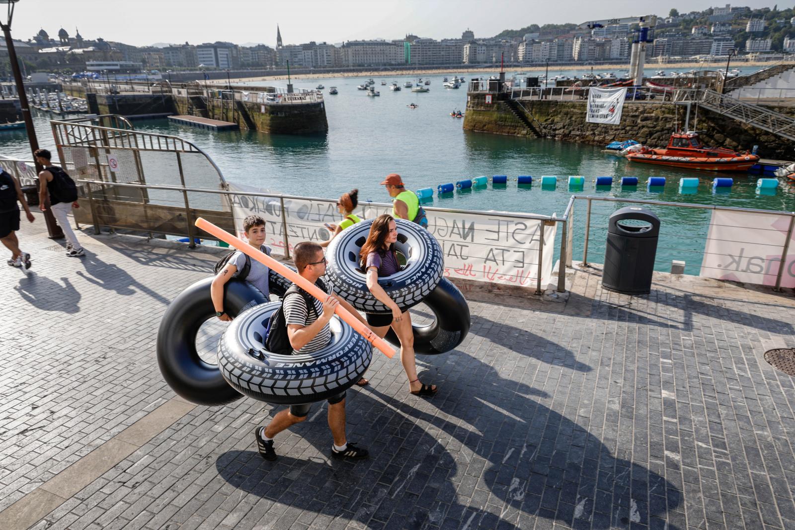 Labores de montaje en el muelle donostiarra
