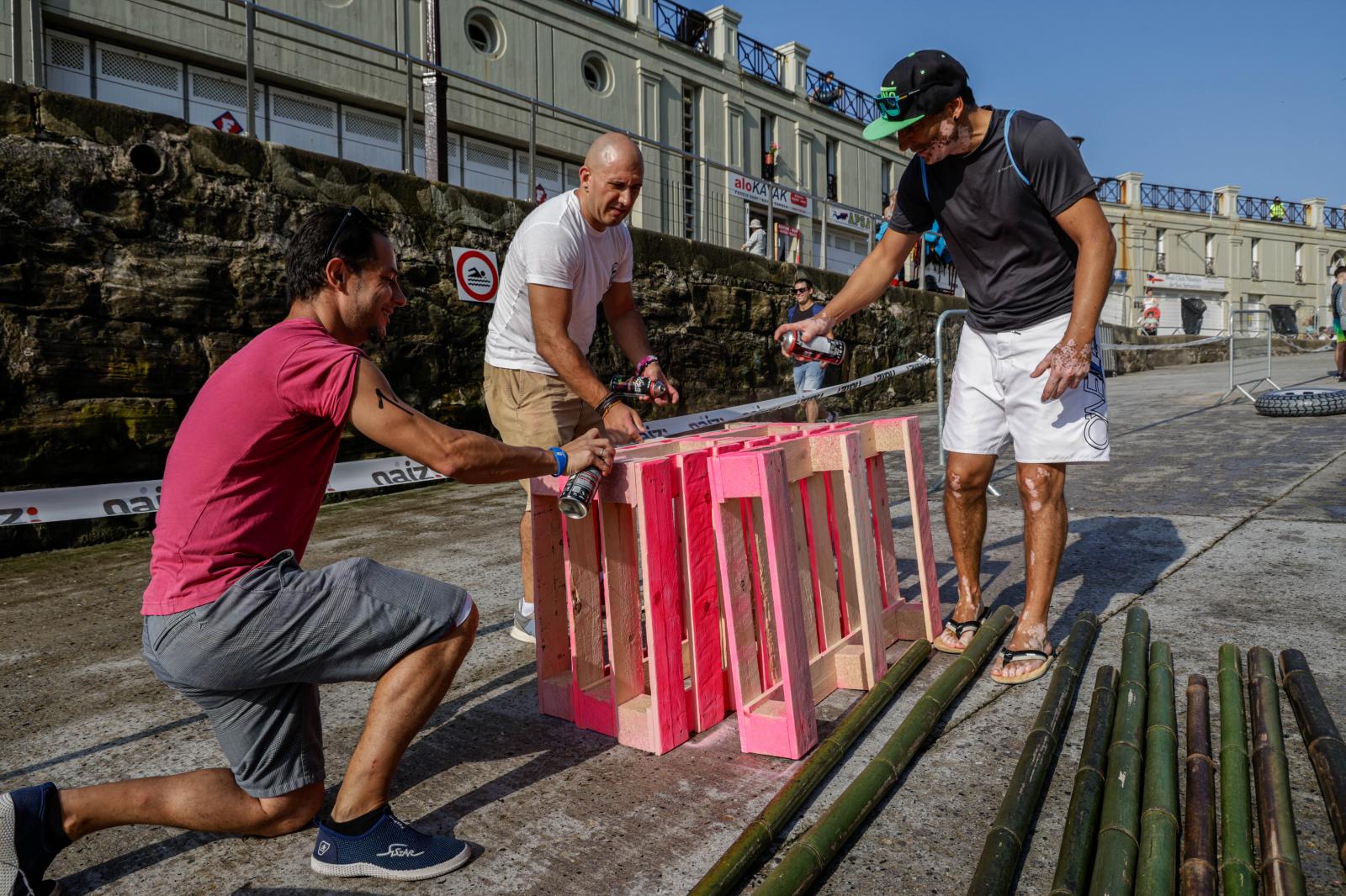 Labores de montaje en el muelle donostiarra