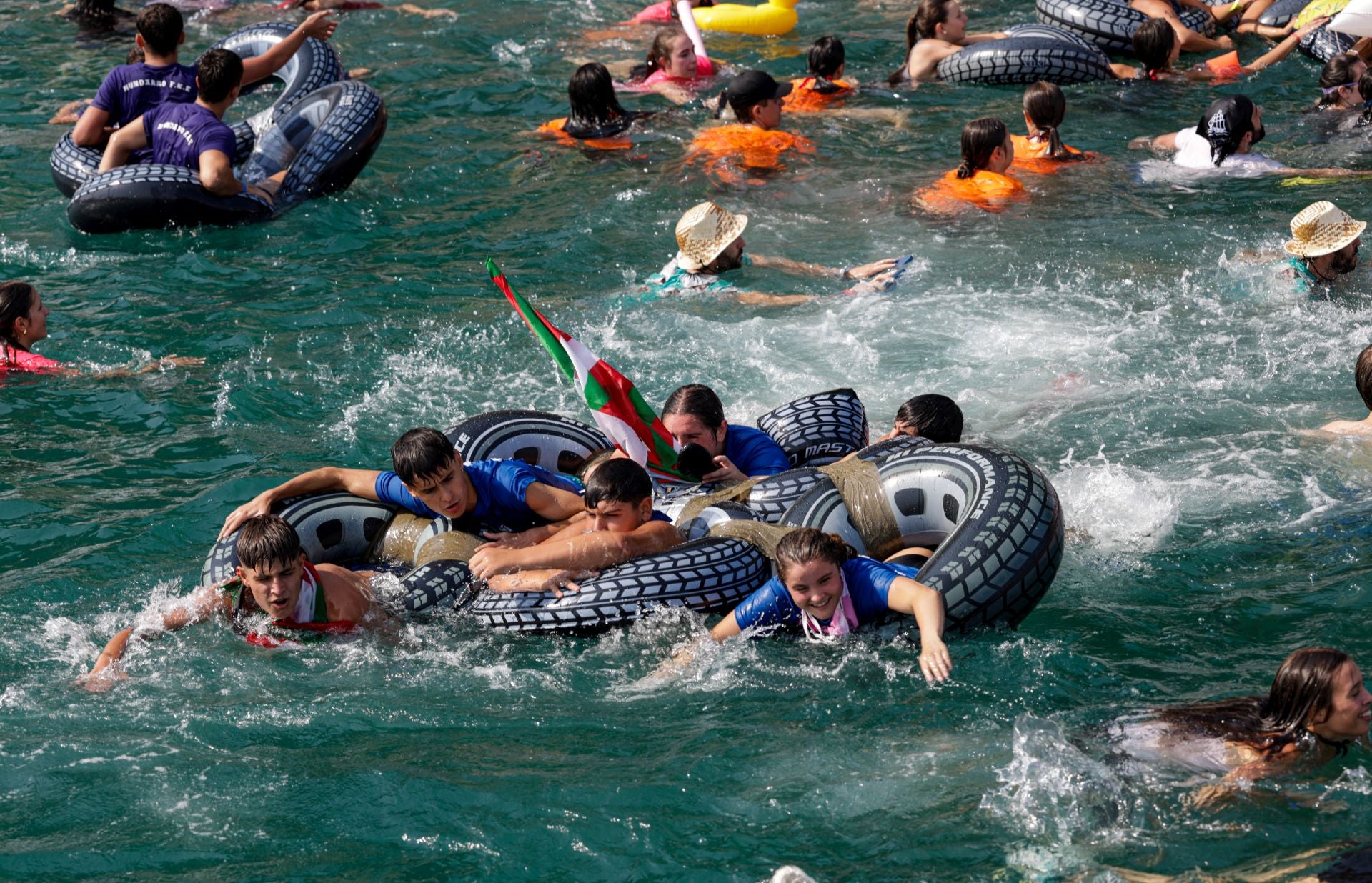 Multitudinario abordaje en San Sebastián