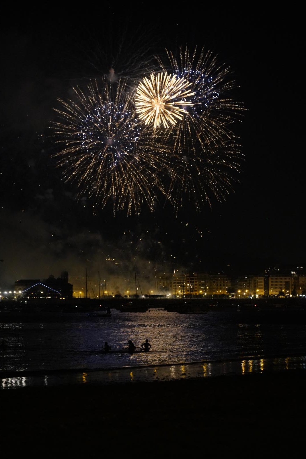 Ritmo y color con acento maño en la Semana Grande de Donostia