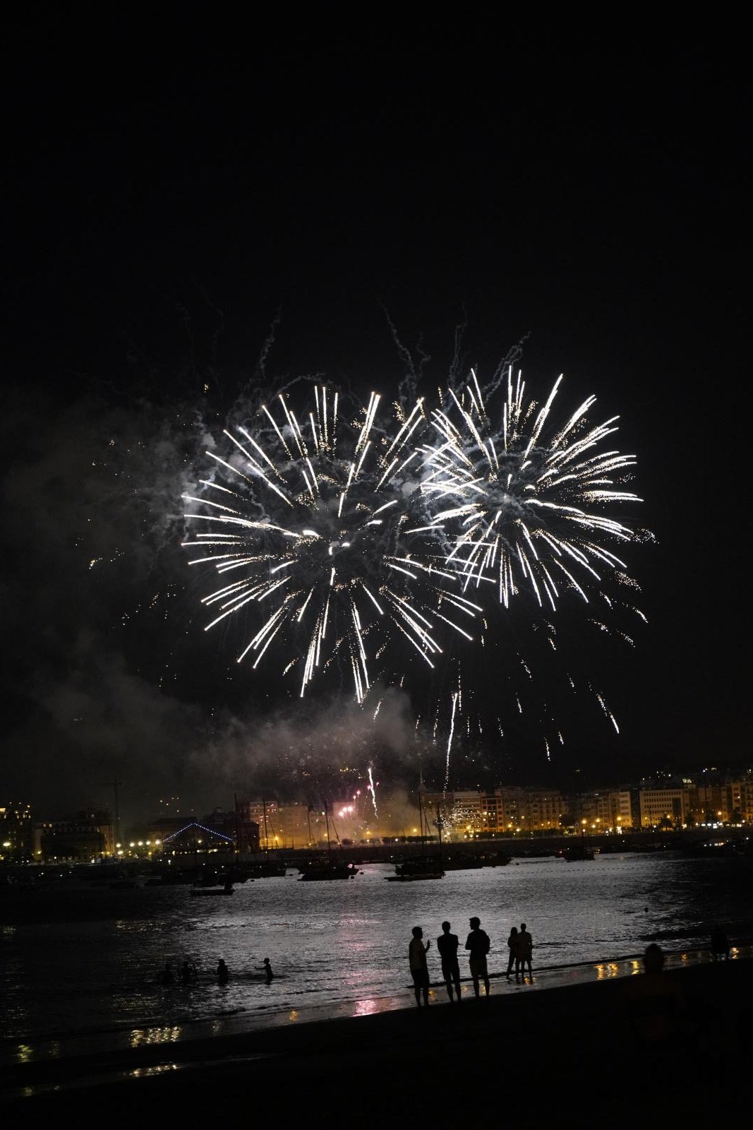 Ritmo y color con acento maño en la Semana Grande de Donostia