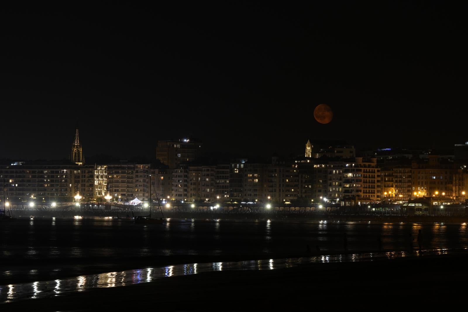 Ritmo y color con acento maño en la Semana Grande de Donostia