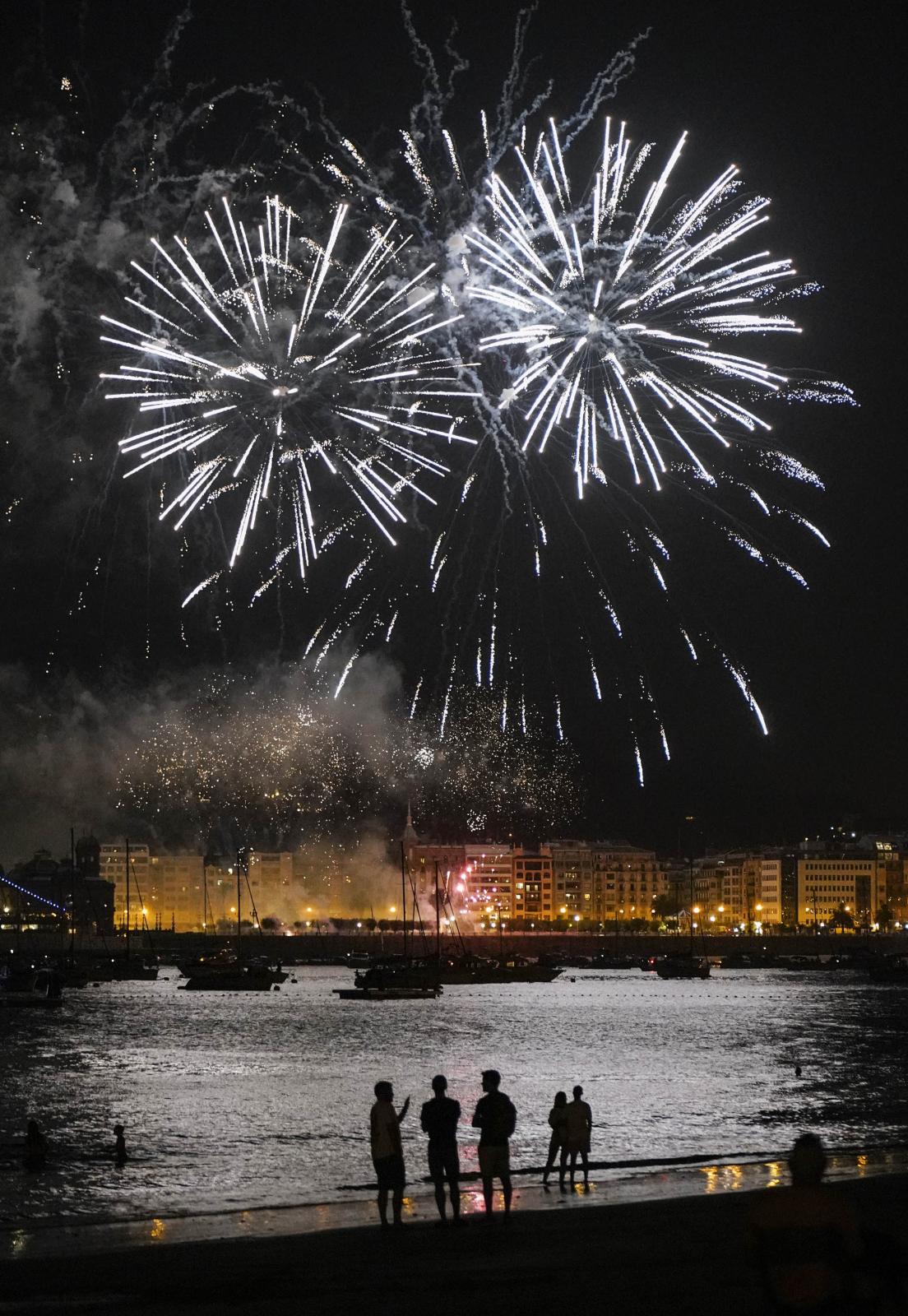 Ritmo y color con acento maño en la Semana Grande de Donostia