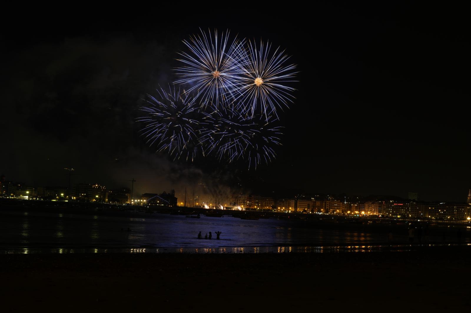 Ritmo y color con acento maño en la Semana Grande de Donostia