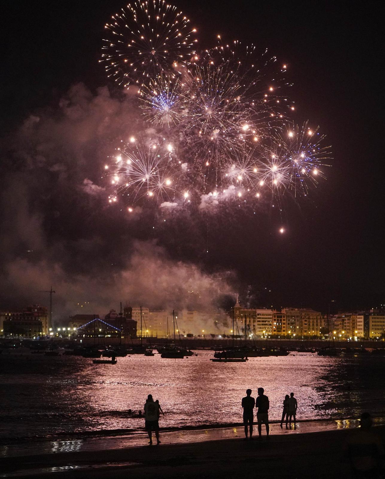 Ritmo y color con acento maño en la Semana Grande de Donostia