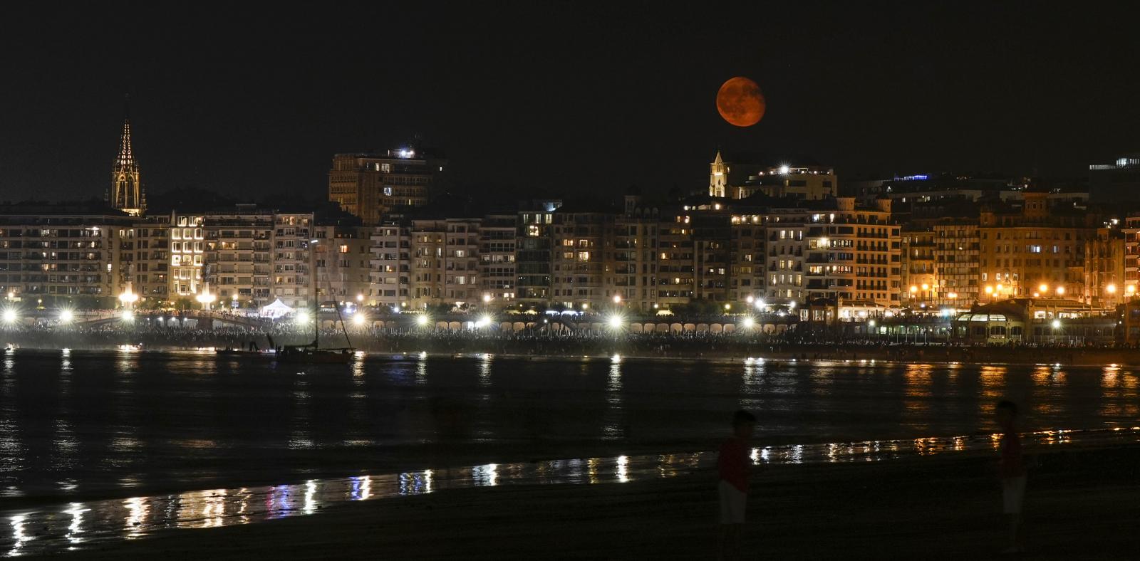 Ritmo y color con acento maño en la Semana Grande de Donostia