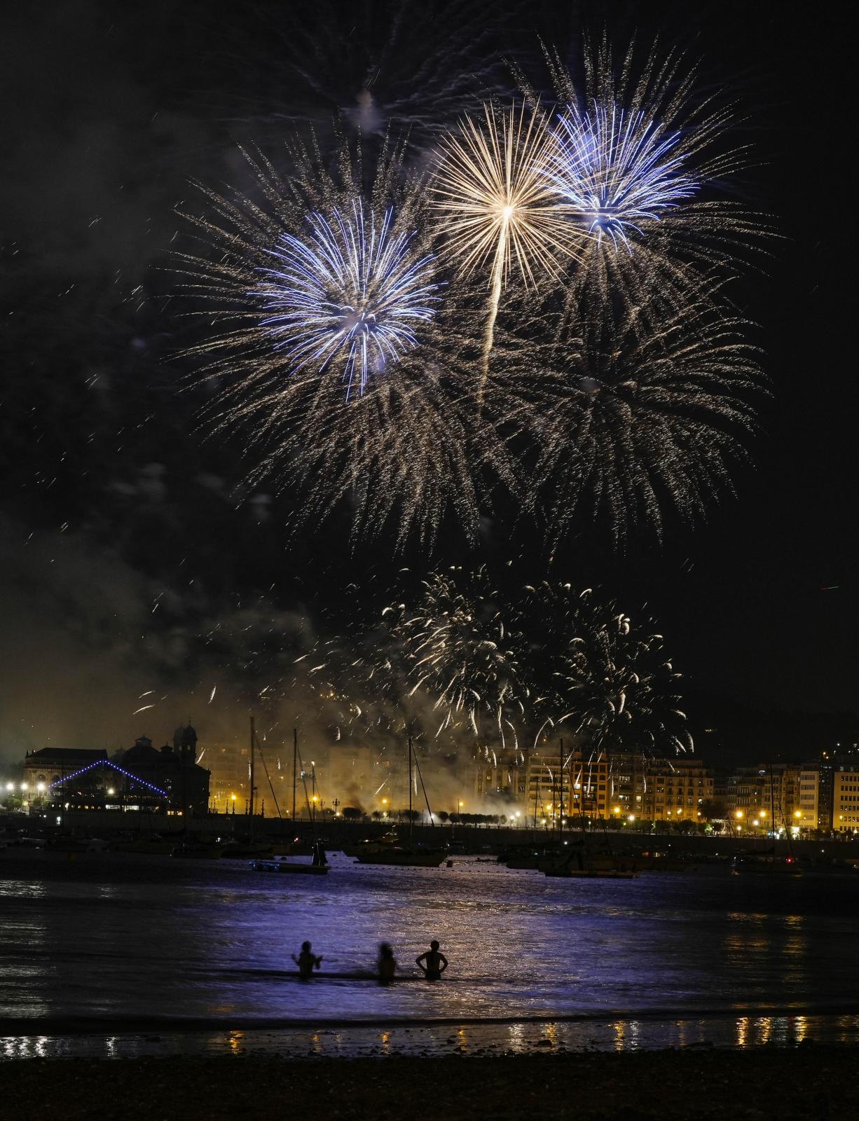 Ritmo y color con acento maño en la Semana Grande de Donostia
