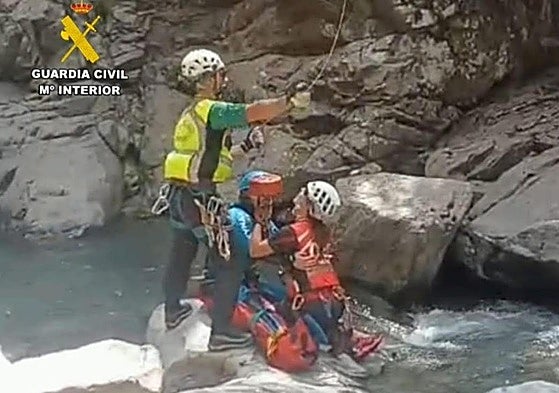 Rescate de la senderista guipuzcoana accidentada el sábado.