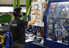 Un operario del sector industrial de Gipuzkoa trabaja junto a unas máquinas.