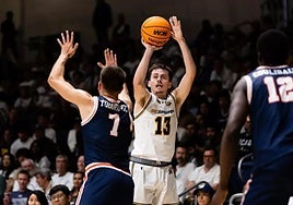 McGhie lanza un triple en un partido de este pasado curso