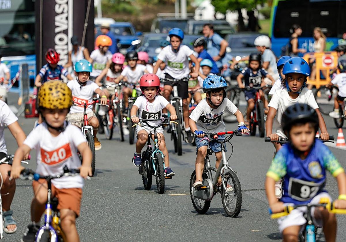 Pequeños ciclistas. Los txikis pedalearon hasta la meta bajo temperaturas extremas.