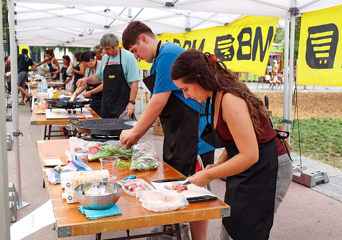 Destreza culinaria. Las parejas tuvieron dos horas para presentar ante el jurado sus mejores paellas.