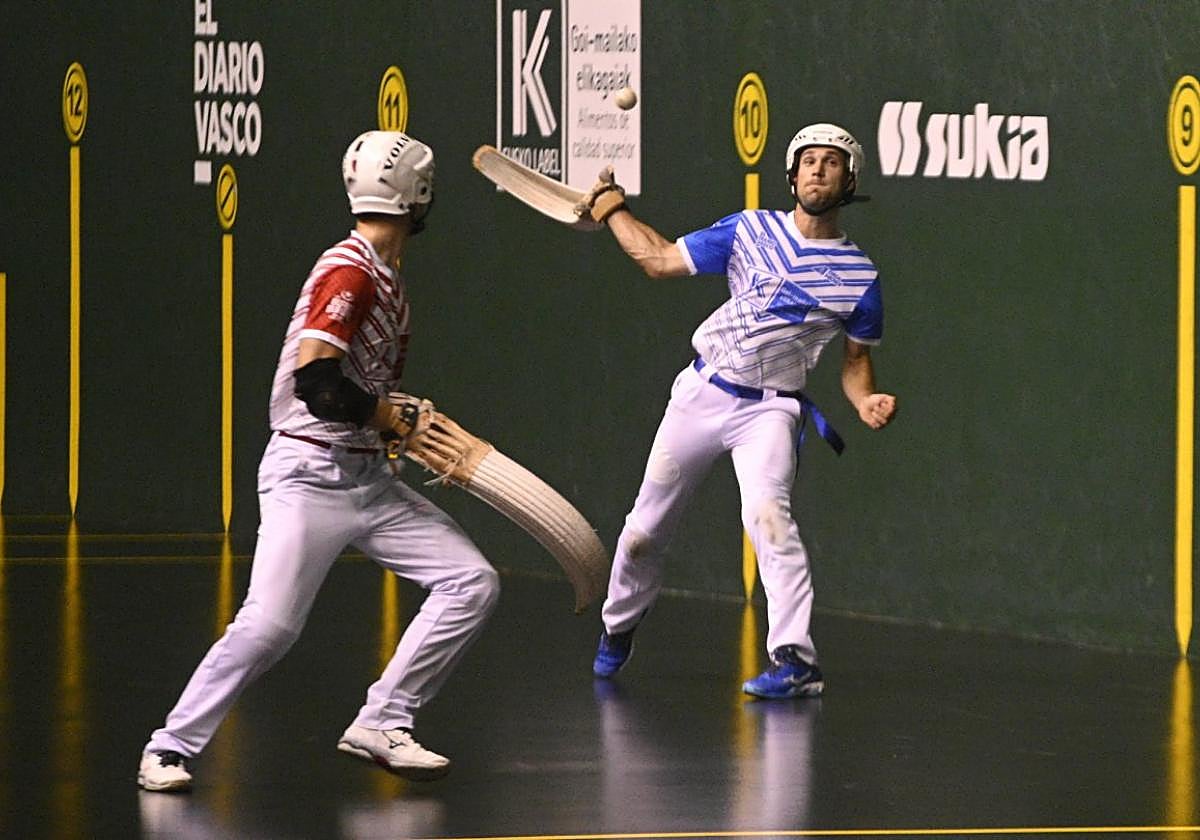 Un lance del partido entre Imanol Ansa y Azpiroz el pasado sábado en el frontón Galarreta.