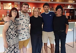 Saioa Ezkibel, Roberto Aguado, Oihane Llinares,el alcalde Garikoitz Iturbe e Itizar Arana en el nuevo bar.