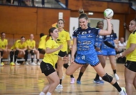 Anne Erauskin lanza a portería sin apenas oposición en el choque ante La Rioja.