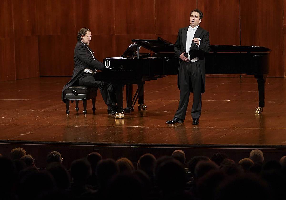 Xabier Anduaga, durante el memorable recital que ofreció ayer en el Victoria Eugenia junto al pianista Maciej Pikulski.