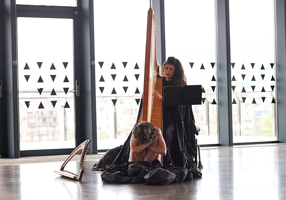 La arpista Sara Águeda y la bailarina y coreógrafa Melania Olcina, durante su actuación.