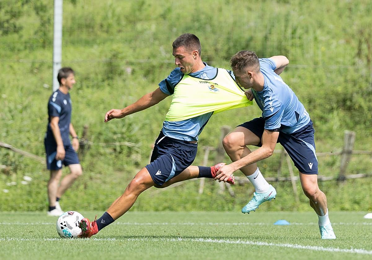 Karrikaburu dispara agarrado por Pacheco en el entrenamiento de este martes
