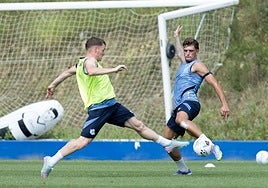 Sergio Gómez y Javi López disputan el cuero en el entrenamiento de este martes